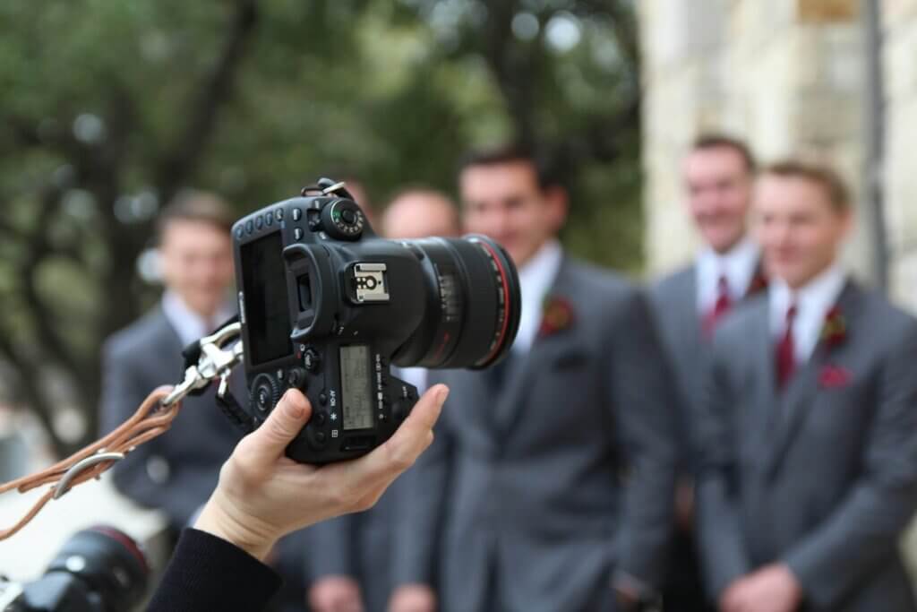 結婚式でゲストの表情を捉えようとするカメラマンの手元