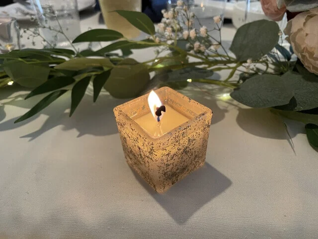 結婚式の披露宴テーブルに飾られた上品なデザインの四角いキャンドル