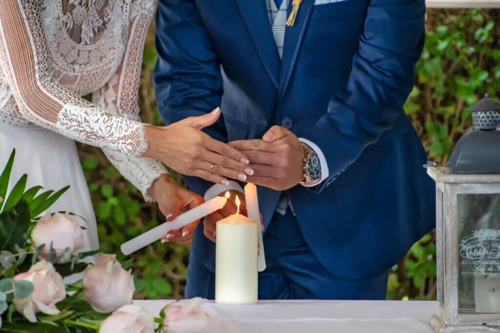 結婚式で新郎新婦が協力してセンターキャンドルに点火する瞬間