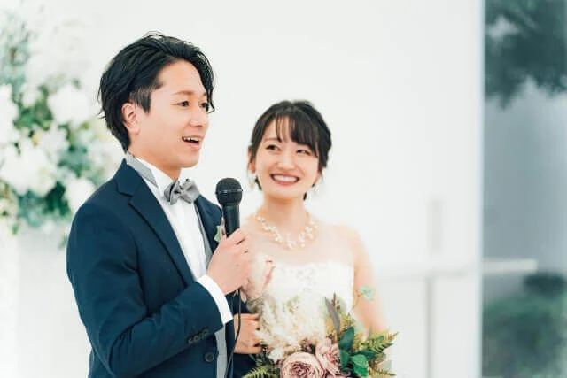 披露宴の最後にマイクを持ちふたりで謝辞を述べる新郎新婦