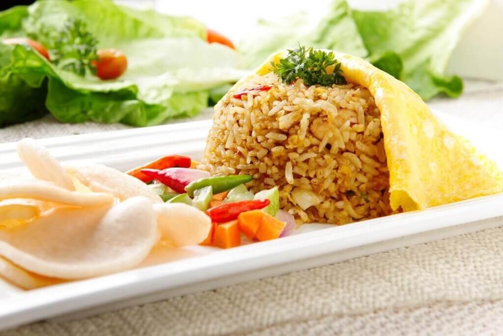 薄焼き卵をかぶせたピラフと彩り野菜のプレート