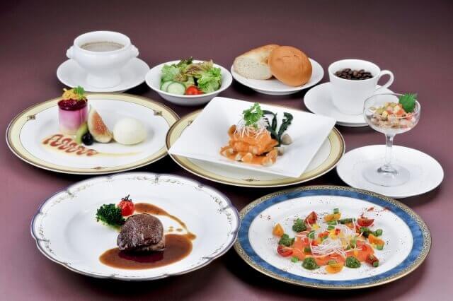 スープからメインの牛フィレ肉、デザートまで並んだ披露宴のフルコース料理
