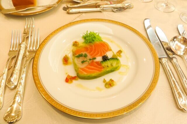 サラダとパンが配膳された披露宴会場のゲストテーブル