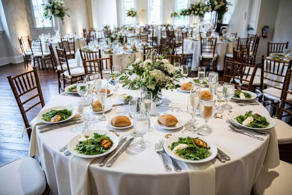 料理のランクアップに備えて結婚式の予算をコツコツ貯めるイメージ